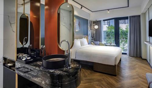Comfort King Room with Balcony with Unlimited Self-Service Laundry