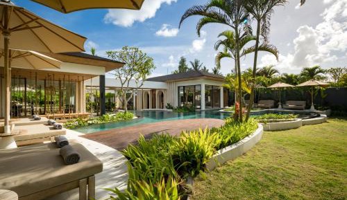 Villa with Garden View
