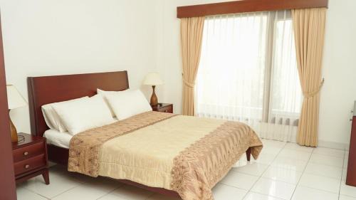 One-Bedroom Apartment with Balcony