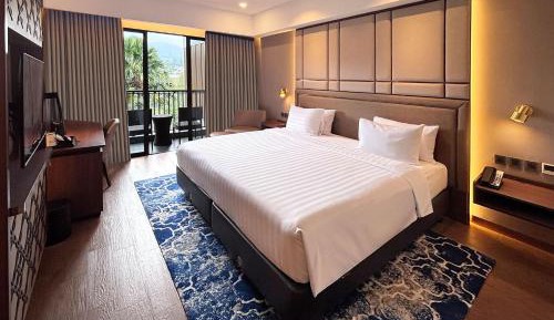 Deluxe Premier Pool Access
