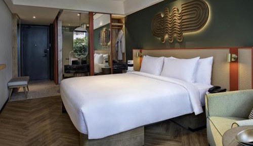 Comfort King Room with Balcony with Unlimited Self-Service Laundry