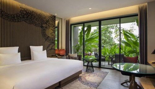 Deluxe King Room with Pool Access