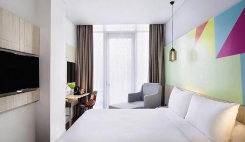 Superior Queen Room with Balcony and Free scheduled shuttle to nearest mall