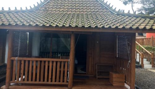 Deluxe Room (2 Adults + 1 Child)