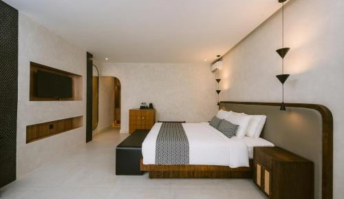 Deluxe Plus King Room