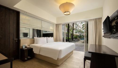 Poolside Grand Deluxe Double Room with Bathtub and Pool View