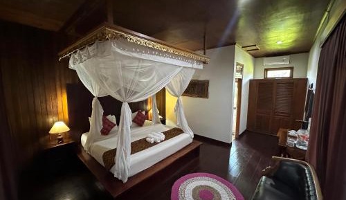 Deluxe Treetop Cottage