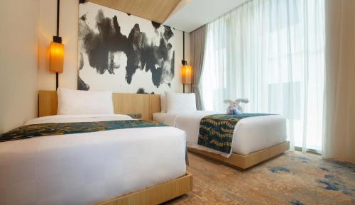 Deluxe Twin with Bathtub 