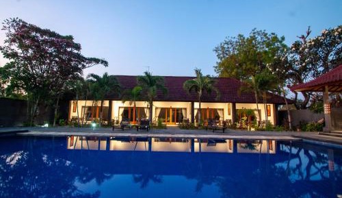 Deluxe Room Pool Access with Free 1x Beer or Cocktail