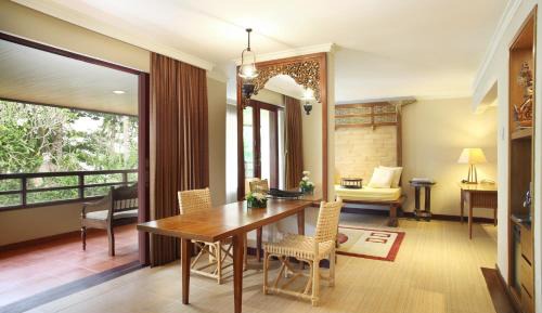 One-Bedroom Ocean View King Suite with Free Daily Resort Activities and Kids Amenities