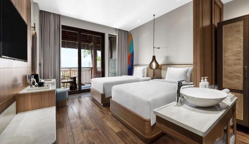 Premium Twin Room with Ocean View and Balcony 