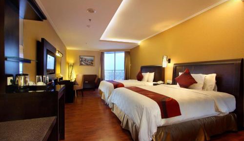 Executive Queen Room with Two Queen Beds and City View - Non-Smoking