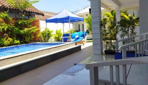 Deluxe Poolside