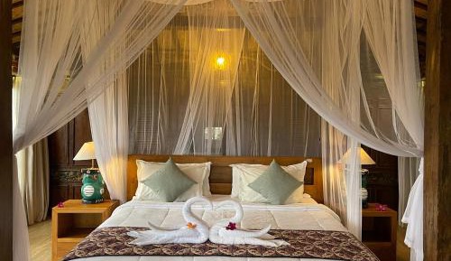One Bedroom Glass Wooden Bungalow