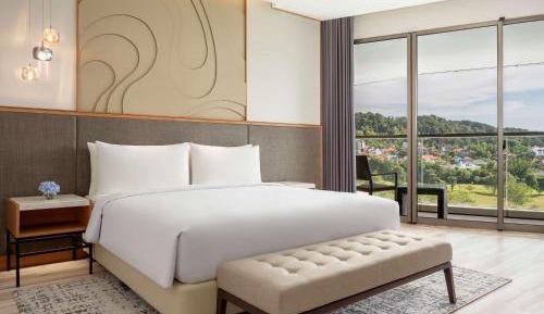 Executive Suite with Golf View