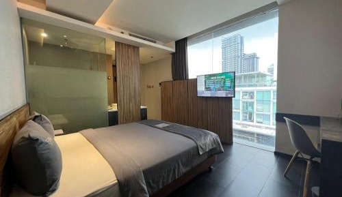 Deluxe Queen Room with City View
