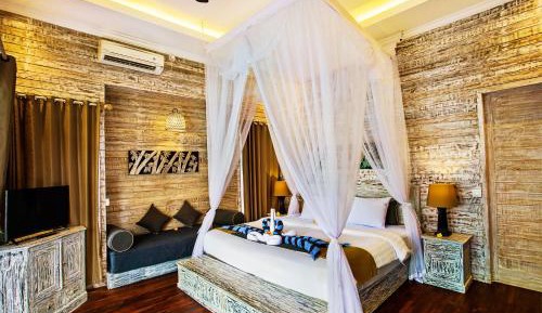 Deluxe Suite with Pool View