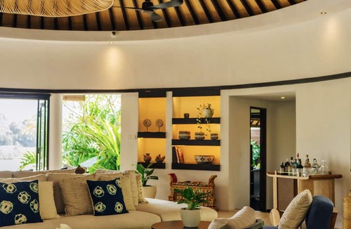 Sayan Hotel | Uma Kalai