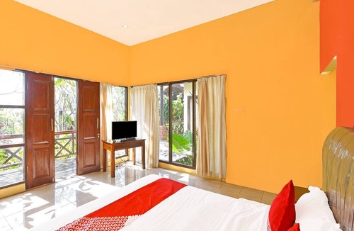 Temukus Hotel | OYO 91191 Lovina Dolphin Lodge