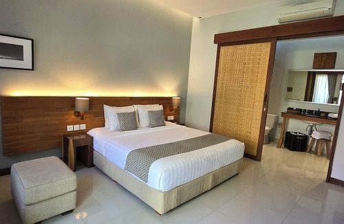 Sunset Road Hotel | Uma Karan