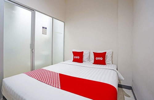 Wonokromo Hotel | OYO Flagship 90890 Bratang Gede Residence