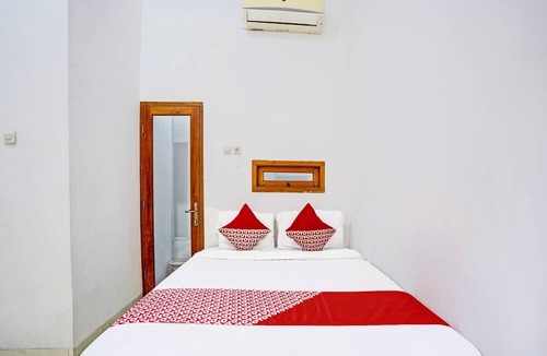 Surabaya Hotel | OYO Life 92030 Ef Palm Guest House Family