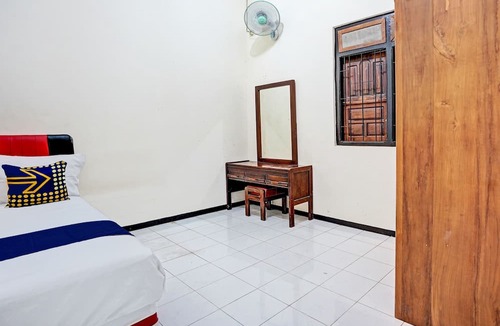 Tuban Sub-District Hotel | OYO Life 92785 Wisma Trubus Syariah