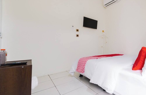 Ciamis House | OYO 2975 House Of Mahira Syariah