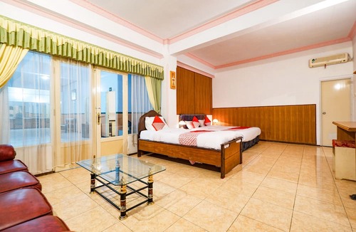 Pati Hotel | OYO 2855 Sartika Hotel Pati