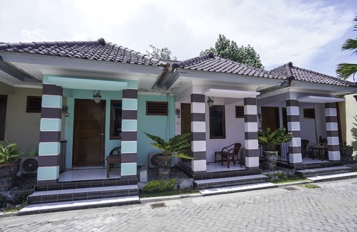 Pamekasan Hotel | OYO 2715 Hotel Madinah Syariah