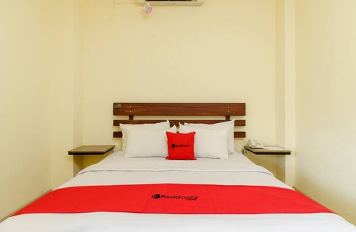 Padang Hotel | RedDoorz near Jembatan Siti Nurbaya Padang