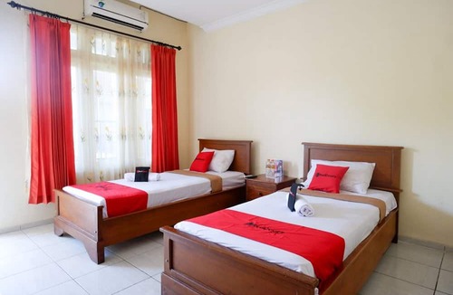 Cilacap House | RedDoorz Plus near Stadion Wijaya Kusuma