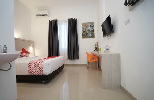 Sukarami Hotel | OYO Life 1299 Balcony Orange Homestay