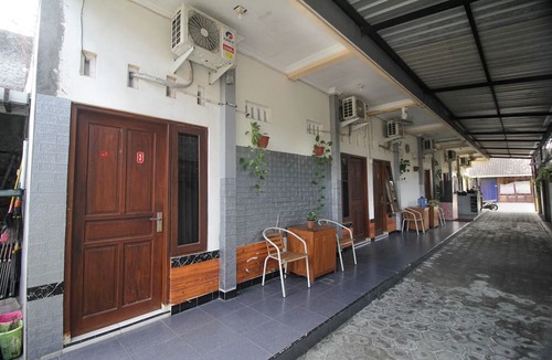 Surakarta Hotel | Capital O 2258 Santana Syariah Guest House