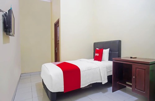Metro Hotel | OYO 1804 Guest House Oema'h Opa