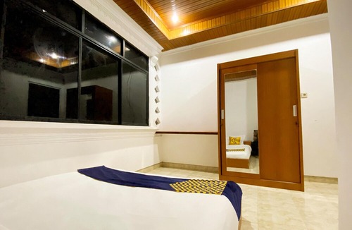 Padang Hotel | SPOT ON 2051 Sho Family Homestay & Resto