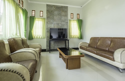 West Cirebon Hotel | OYO 2072 Wisma Teratai