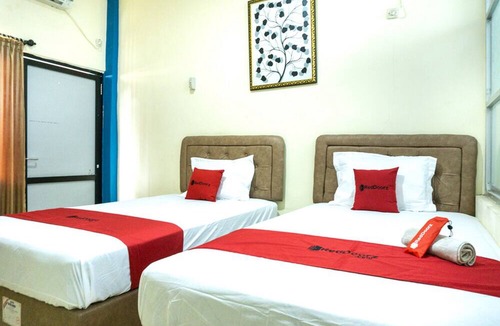 Ende House | RedDoorz near H. Hasan Aroeboesman Airport