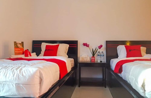 Luwuk Hotel | RedDoorz near RSUD Kota Luwuk