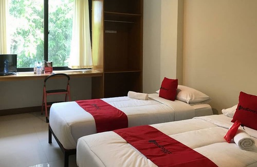 Bitung Hotel | RedDoorz Plus @ Bitung City Center