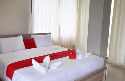 Bitung Hotel | RedDoorz Plus @ Bitung City Center
