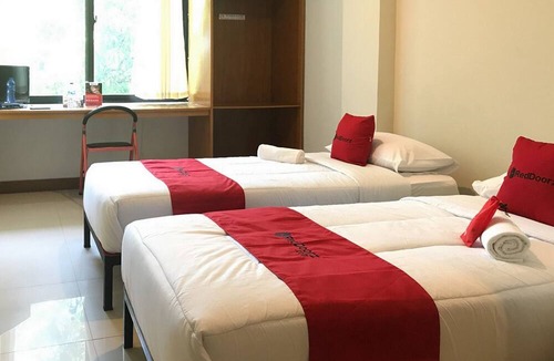 Bitung Hotel | RedDoorz Plus @ Bitung City Center