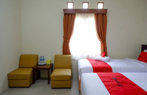 Karanganyar Hotel | RedDoorz near Stadion 45 Karanganyar