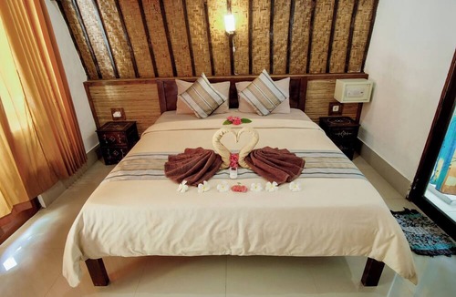 Gili Trawangan Hotel | Warna Beach Hotel
