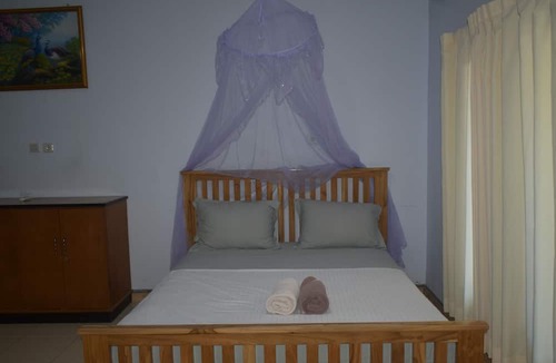 Riung Bed & Breakfast | Del Mar Home Stay and Cafe