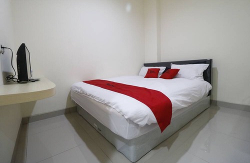 Tanjung Duren Utara Hotel | RedDoorz Plus near Mall Ciputra Jakarta