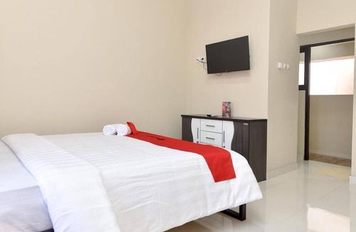 Pemecutan Kelod Hotel | RedDoorz Plus near Jalan Imam Bonjol Denpasar