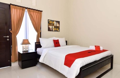 Pemecutan Kelod Hotel | RedDoorz Plus near Jalan Imam Bonjol Denpasar