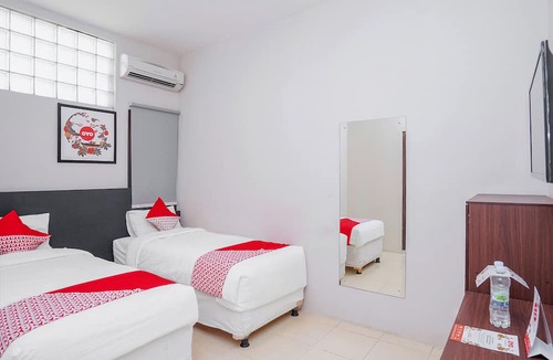 Gubeng Hotel | Capital O 1086 2oscar