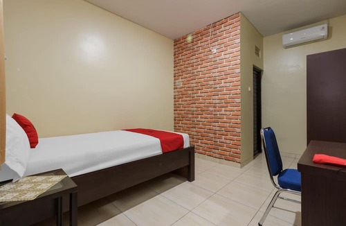 Manado Hotel | RedDoorz Plus near Pantai Malalayang Manado
